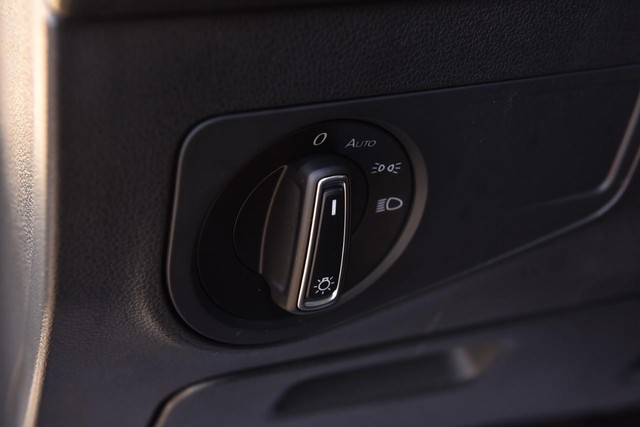 Volkswagen Tiguan Vehicle Image 11