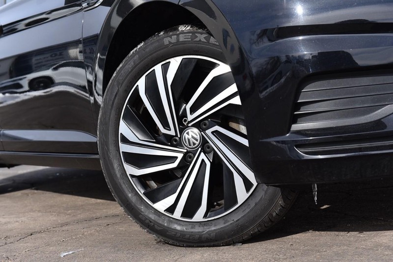 Volkswagen Jetta Vehicle Image 03