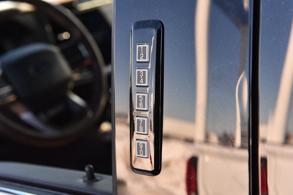 Ford F-150 Vehicle Full-screen Gallery Image 8