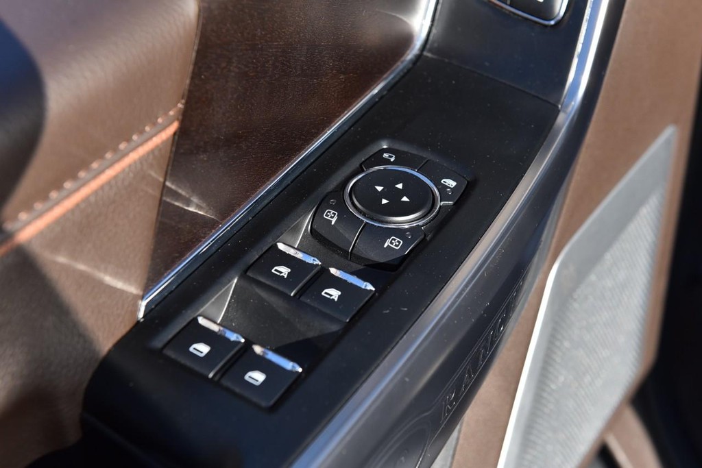 Ford F-150 Vehicle Full-screen Gallery Image 10