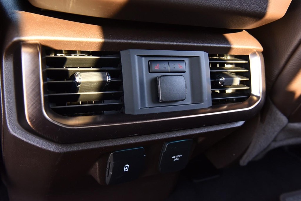 Ford F-150 Vehicle Full-screen Gallery Image 26