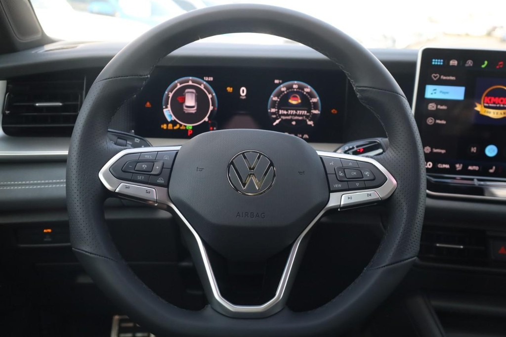 Volkswagen Tiguan Vehicle Full-screen Gallery Image 8