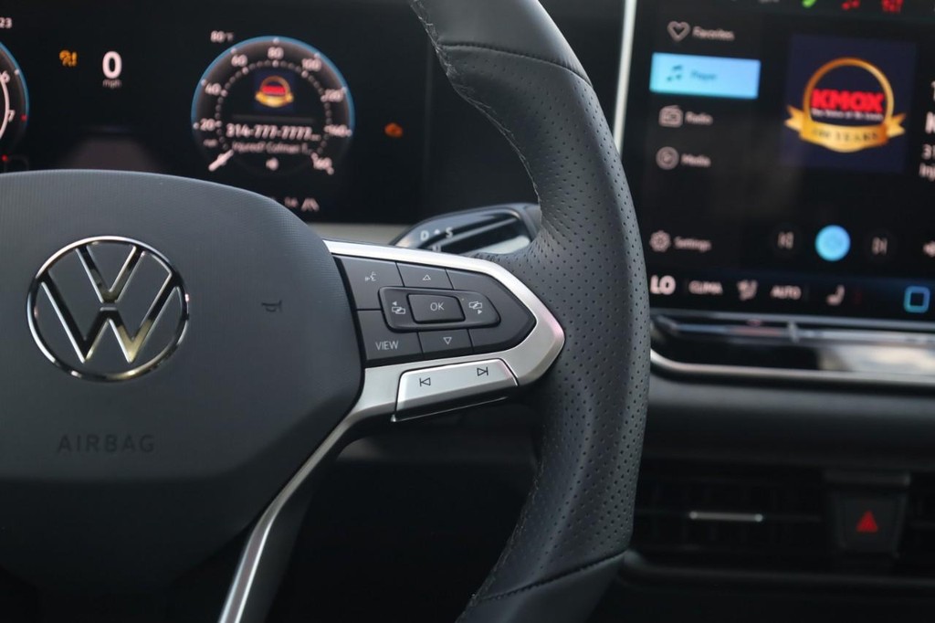 Volkswagen Tiguan Vehicle Full-screen Gallery Image 9