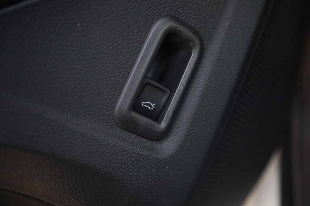 Volkswagen Tiguan Vehicle Full-screen Gallery Image 12