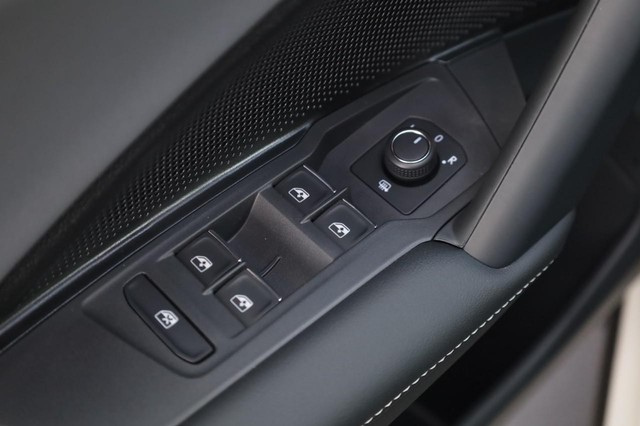 Volkswagen Tiguan Vehicle Image 11