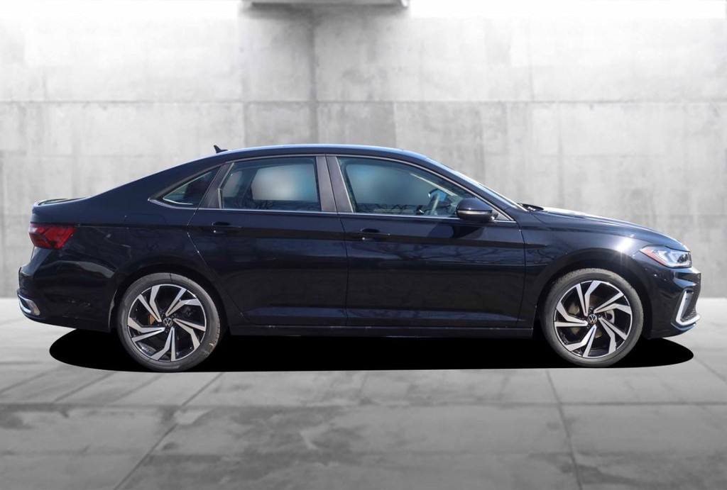 Volkswagen Jetta Vehicle Full-screen Gallery Image 5