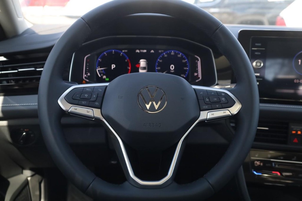 Volkswagen Jetta Vehicle Full-screen Gallery Image 8