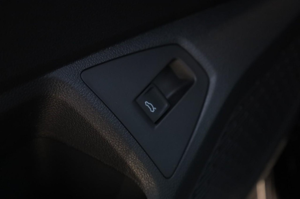 Volkswagen Jetta Vehicle Full-screen Gallery Image 12