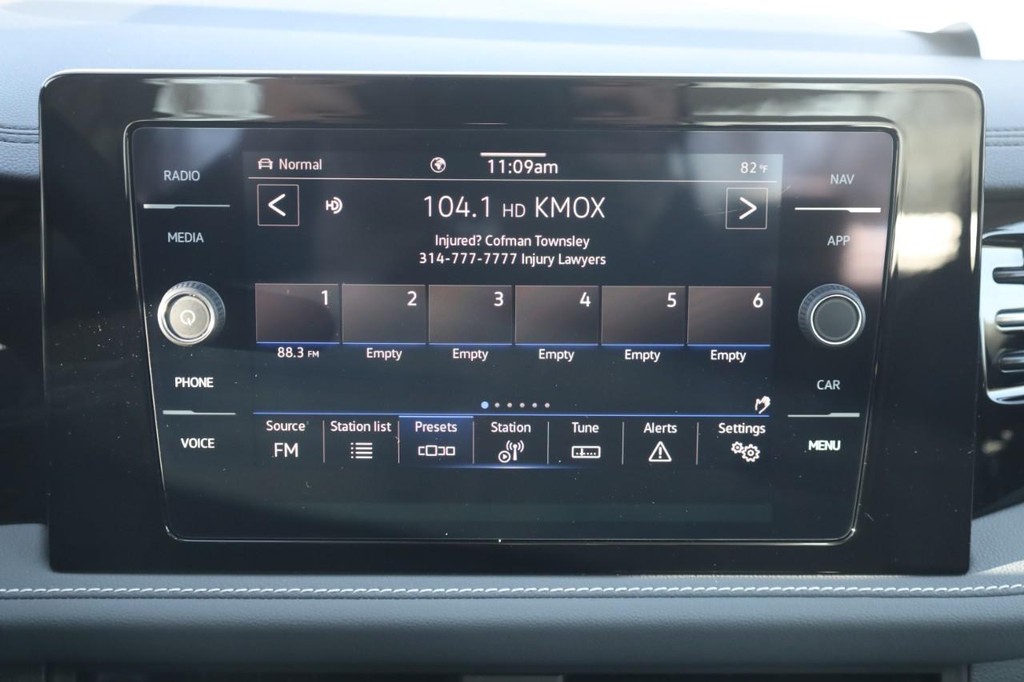 Volkswagen Jetta Vehicle Full-screen Gallery Image 15