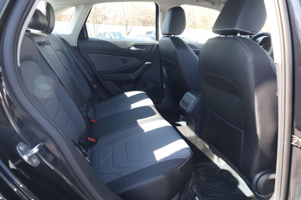 Volkswagen Jetta Vehicle Full-screen Gallery Image 22