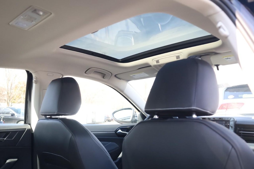 Volkswagen Jetta Vehicle Full-screen Gallery Image 23