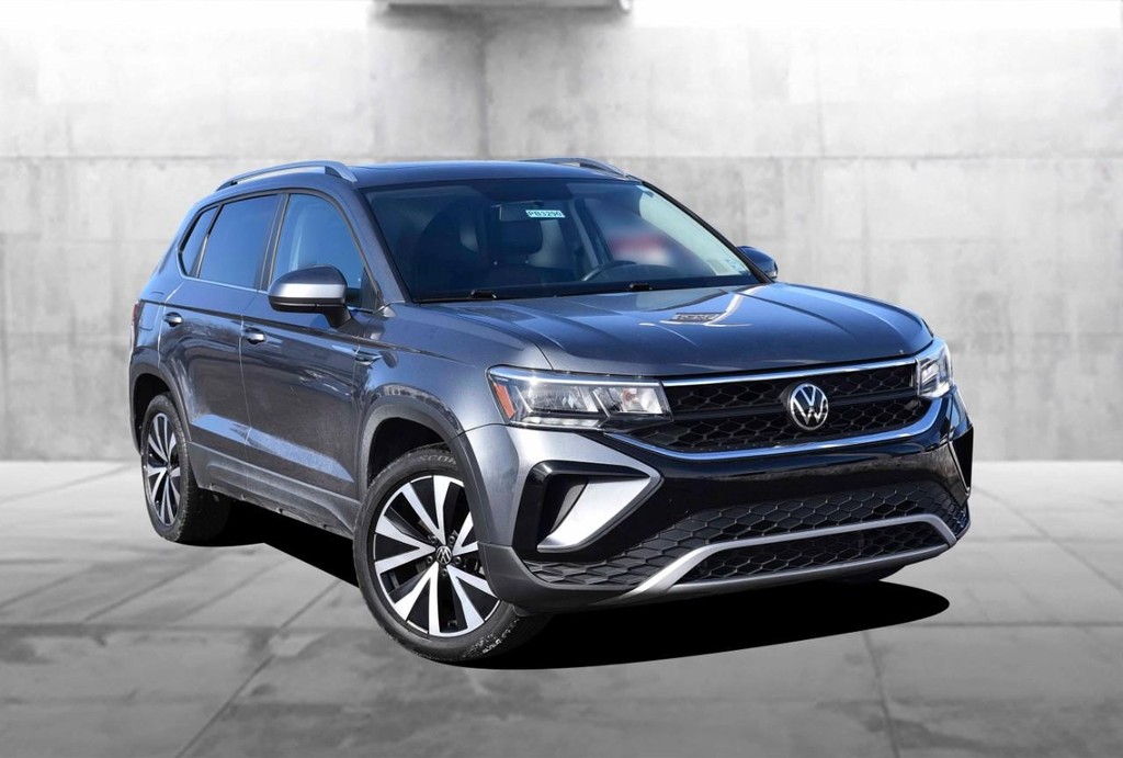 Volkswagen Taos Vehicle Full-screen Gallery Image 2