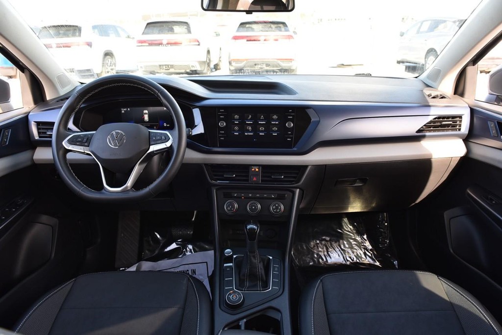 Volkswagen Taos Vehicle Full-screen Gallery Image 7