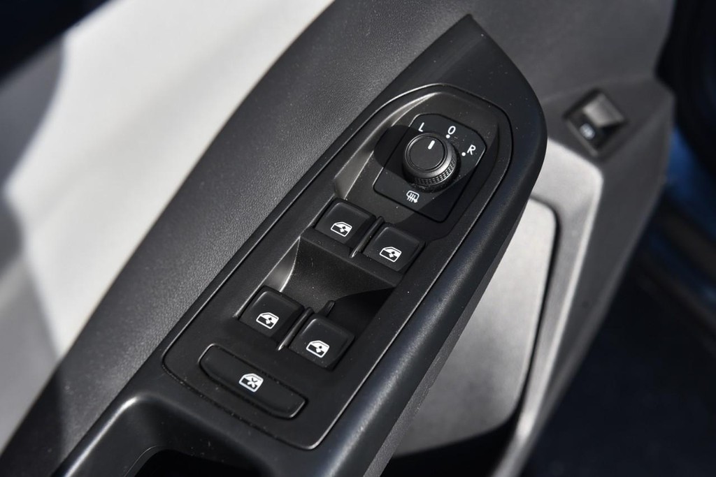 Volkswagen Taos Vehicle Full-screen Gallery Image 8