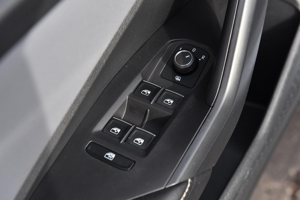 Volkswagen Jetta Vehicle Full-screen Gallery Image 8