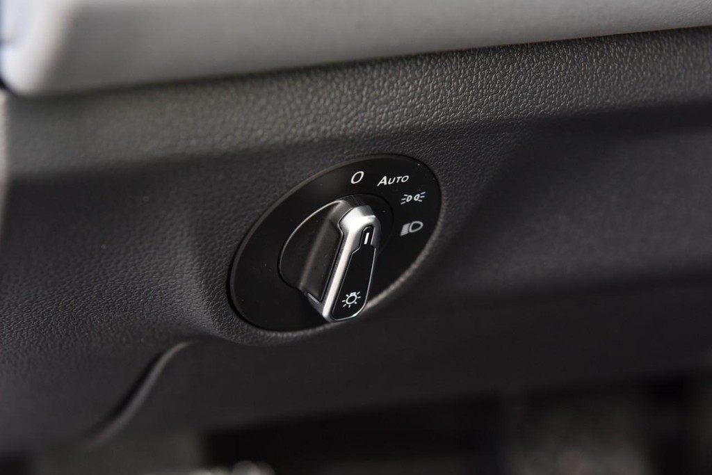 Volkswagen Jetta Vehicle Full-screen Gallery Image 11