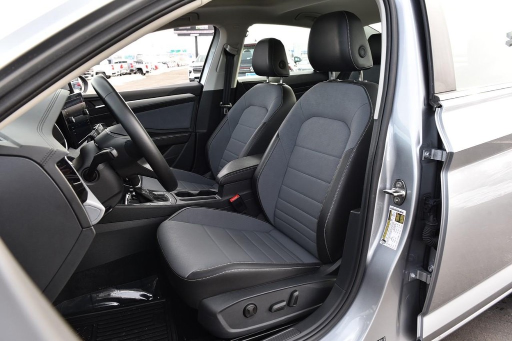 Volkswagen Jetta Vehicle Full-screen Gallery Image 20