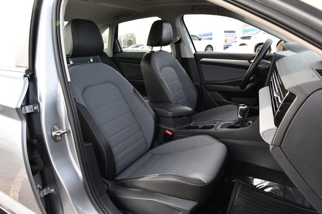 Volkswagen Jetta Vehicle Full-screen Gallery Image 21