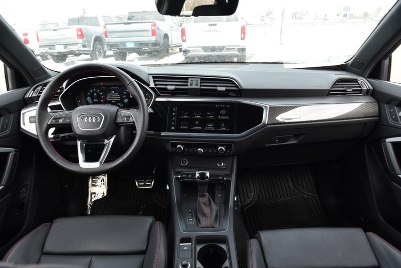 Audi Q3 Vehicle Full-screen Gallery Image 07