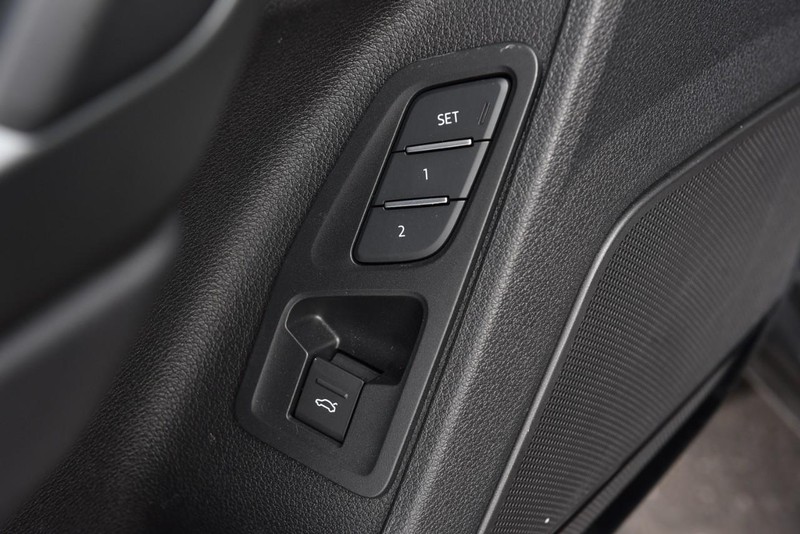 Audi Q3 Vehicle Full-screen Gallery Image 09