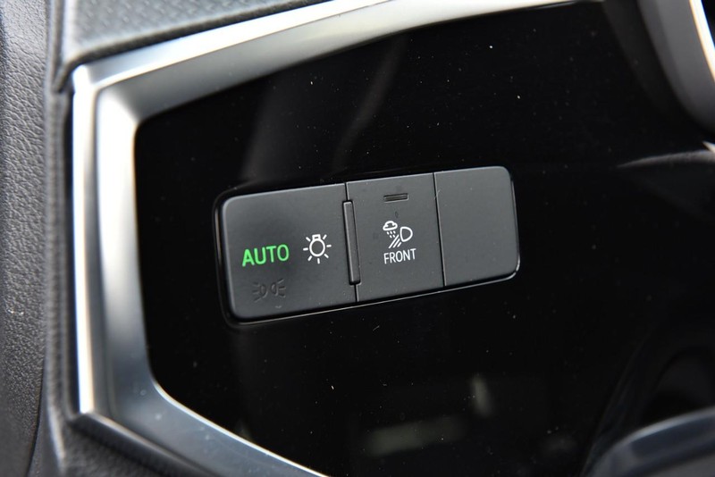 Audi Q3 Vehicle Full-screen Gallery Image 12