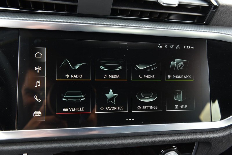 Audi Q3 Vehicle Full-screen Gallery Image 16