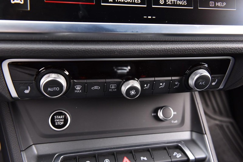 Audi Q3 Vehicle Full-screen Gallery Image 17