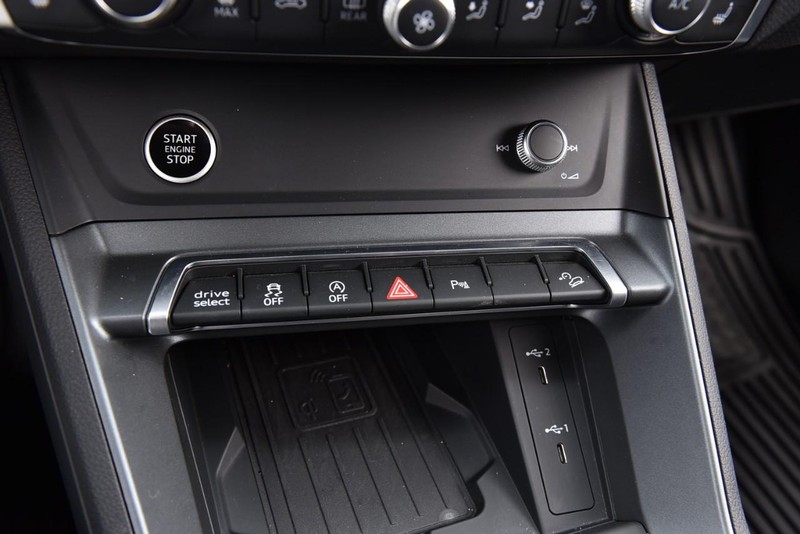 Audi Q3 Vehicle Full-screen Gallery Image 18