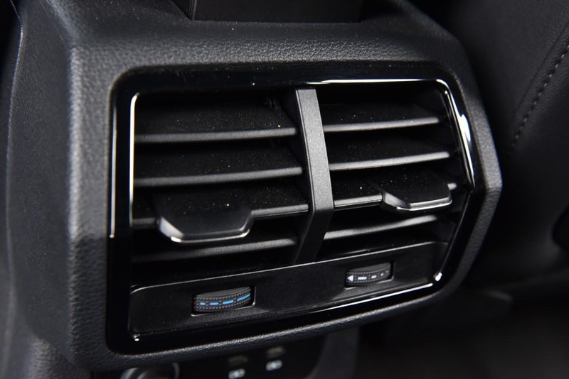 Audi Q3 Vehicle Full-screen Gallery Image 24