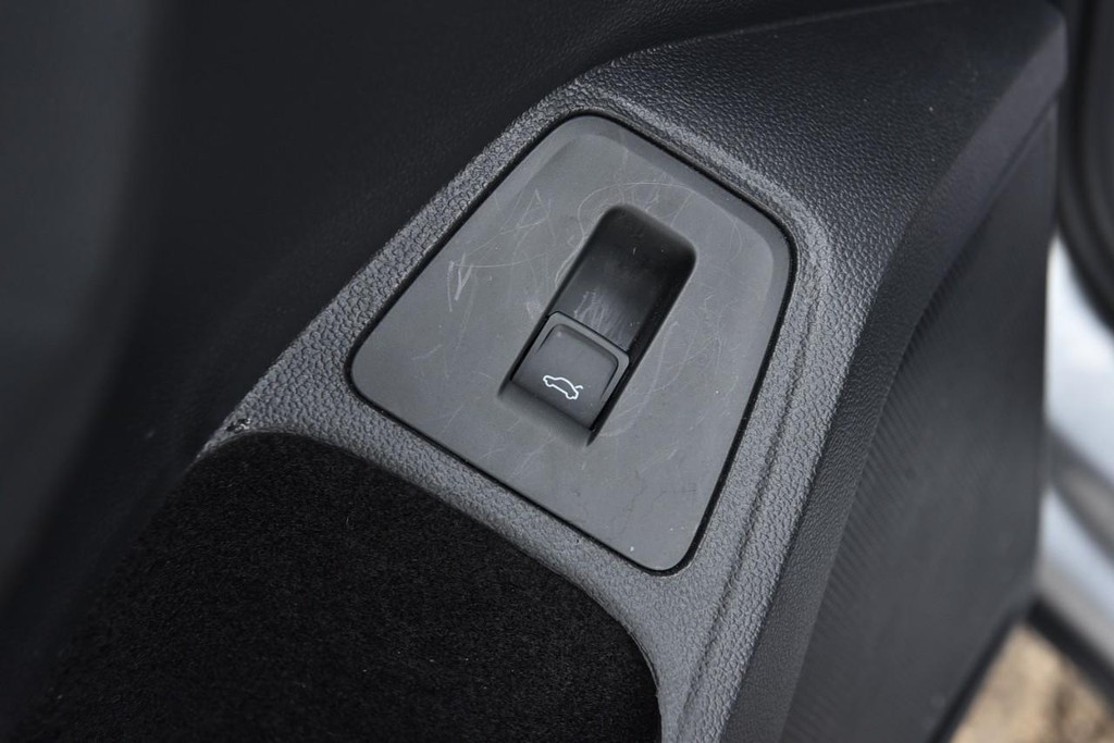 Volkswagen Tiguan Vehicle Full-screen Gallery Image 9