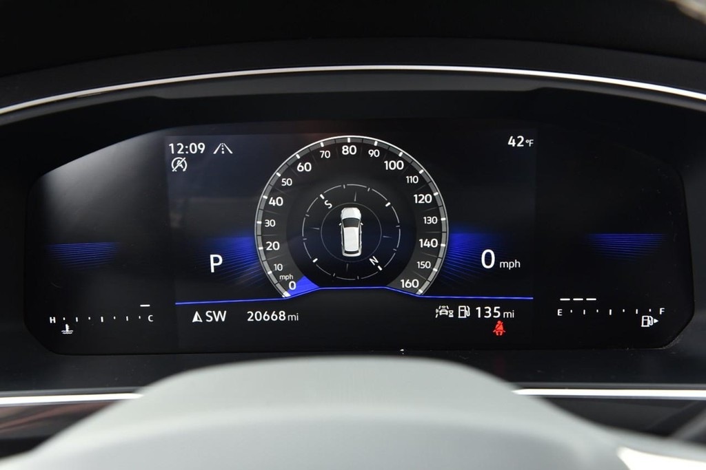 Volkswagen Tiguan Vehicle Full-screen Gallery Image 12