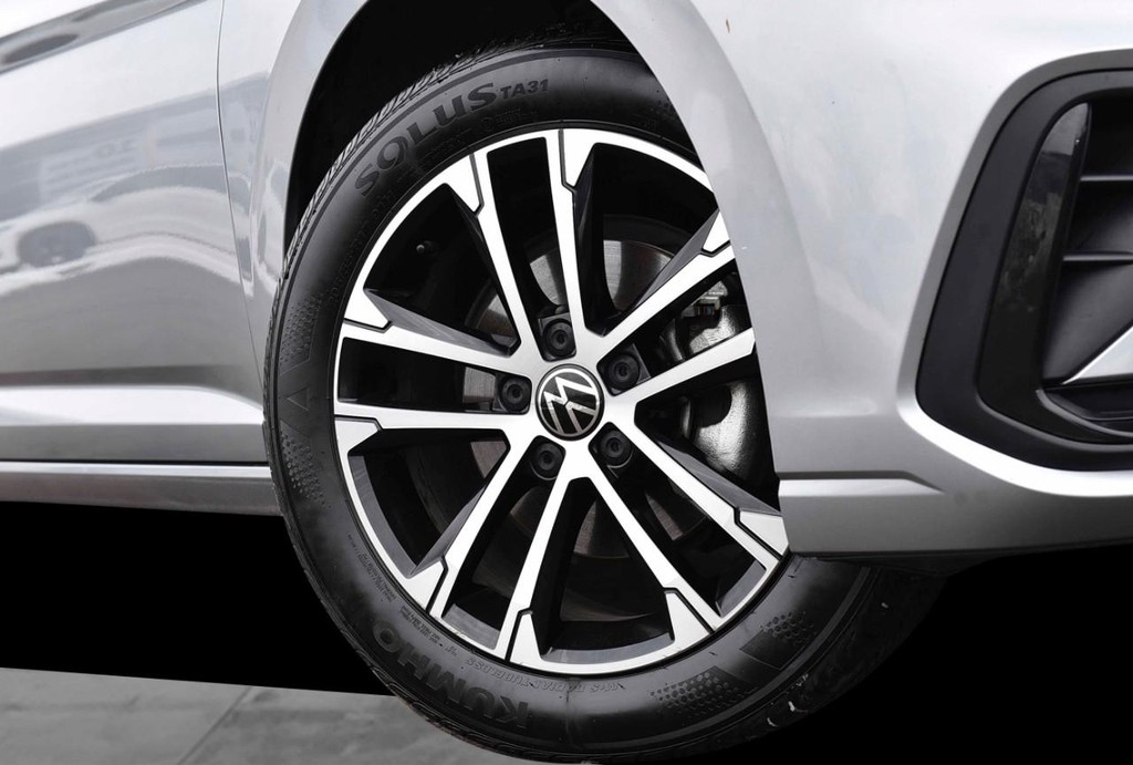 Volkswagen Jetta Vehicle Full-screen Gallery Image 3