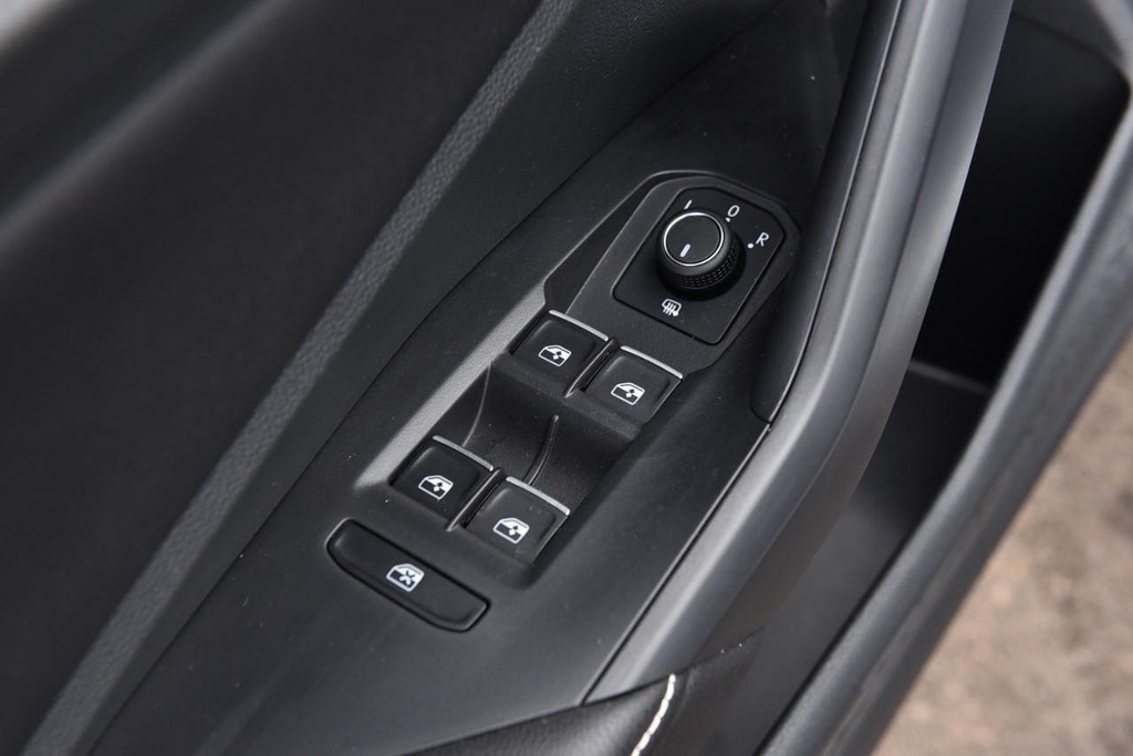 Volkswagen Jetta Vehicle Full-screen Gallery Image 8