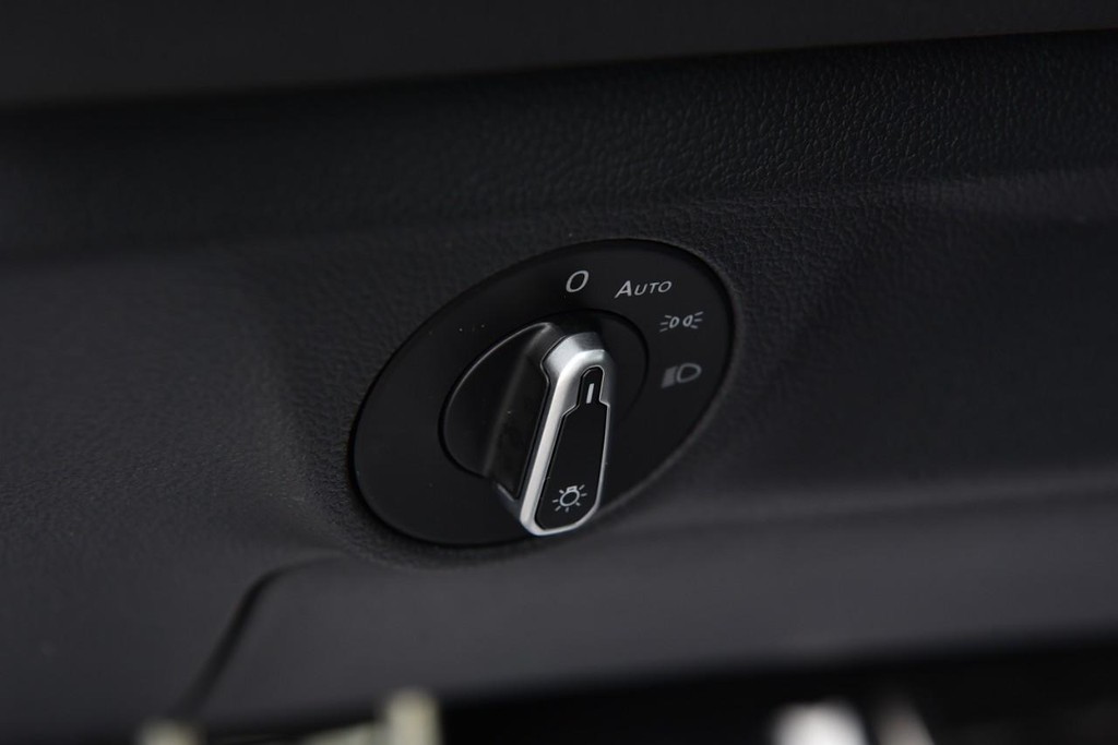 Volkswagen Jetta Vehicle Full-screen Gallery Image 11