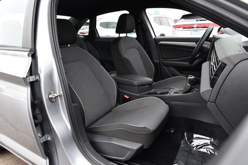 Volkswagen Jetta Vehicle Full-screen Gallery Image 21