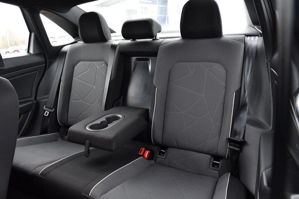 Volkswagen Jetta Vehicle Full-screen Gallery Image 22