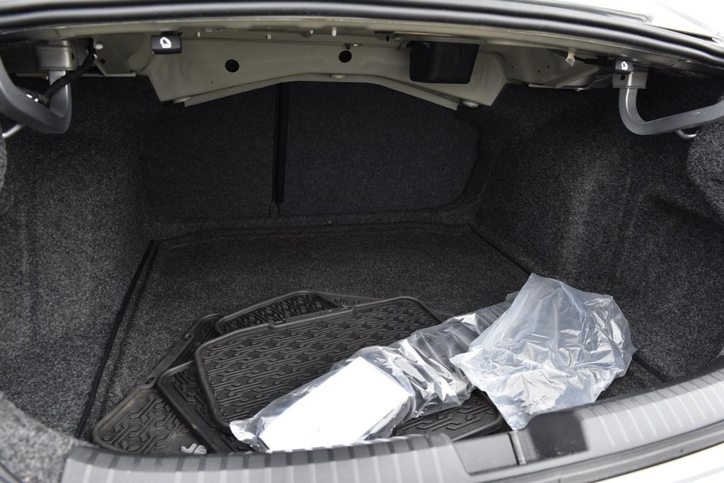 Volkswagen Jetta Vehicle Full-screen Gallery Image 23