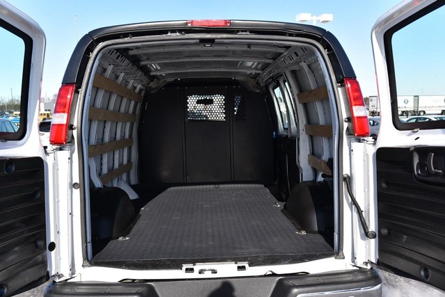 GMC Savana Cargo Van Vehicle Image 19