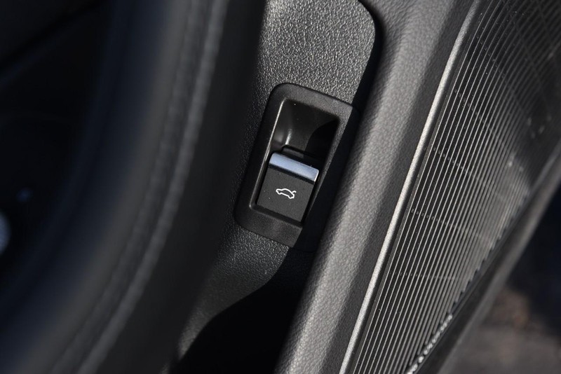 Audi A4 Sedan Vehicle Full-screen Gallery Image 09