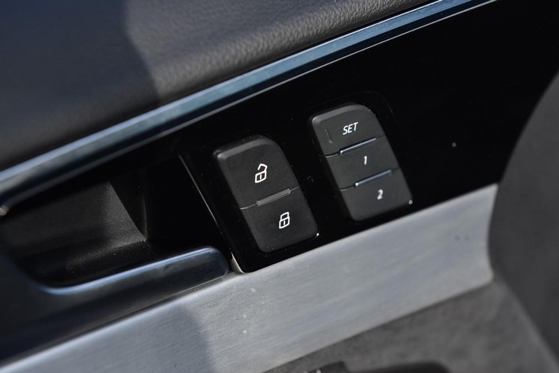 Audi A4 Sedan Vehicle Full-screen Gallery Image 10