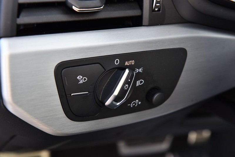 Audi A4 Sedan Vehicle Full-screen Gallery Image 12