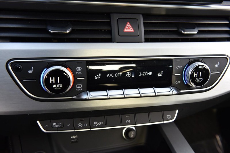 Audi A4 Sedan Vehicle Full-screen Gallery Image 17