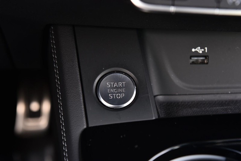 Audi A4 Sedan Vehicle Full-screen Gallery Image 18