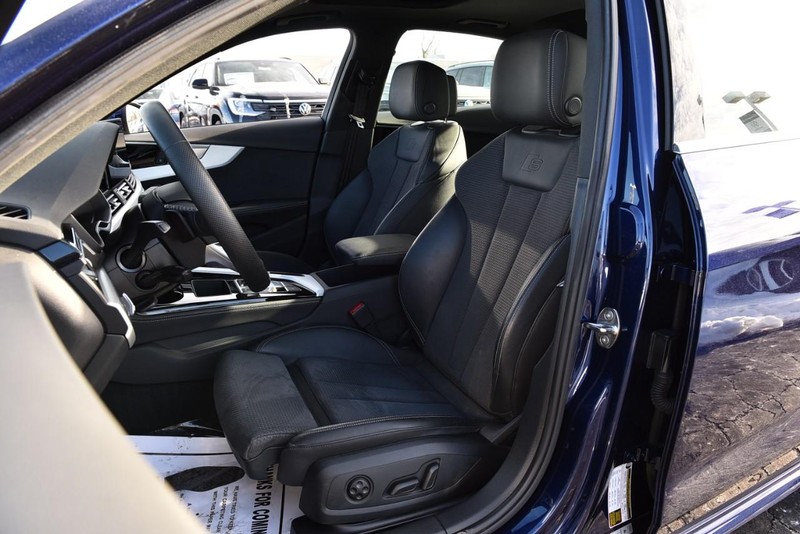 Audi A4 Sedan Vehicle Full-screen Gallery Image 20