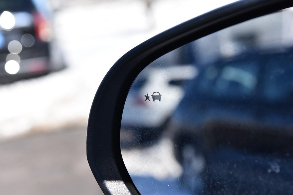 Buick Encore GX Vehicle Full-screen Gallery Image 9