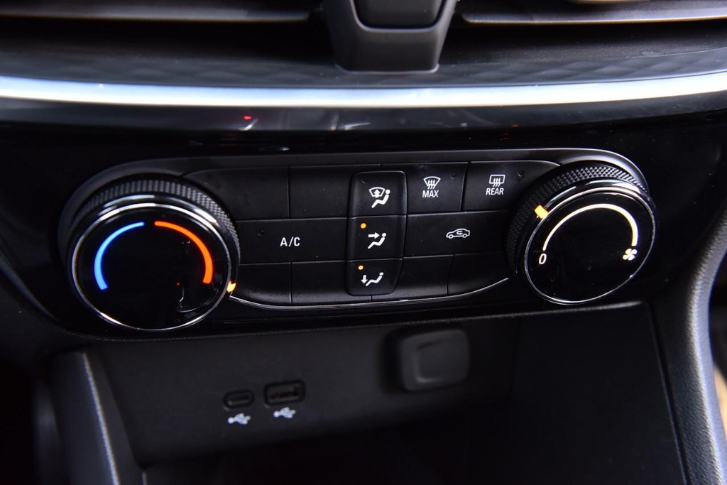 Buick Encore GX Vehicle Full-screen Gallery Image 14