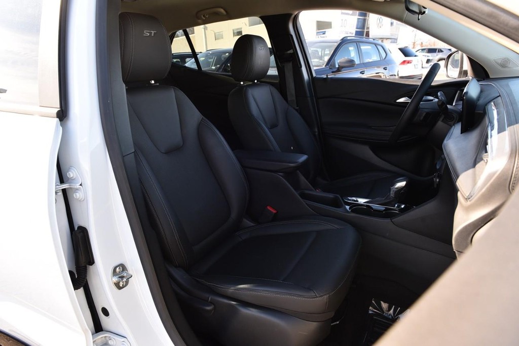 Buick Encore GX Vehicle Full-screen Gallery Image 19