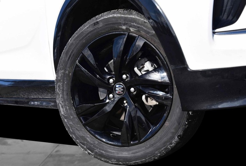 Buick Encore GX Vehicle Full-screen Gallery Image 03