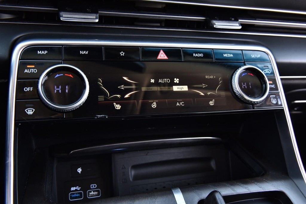 Genesis GV80 Vehicle Full-screen Gallery Image 16