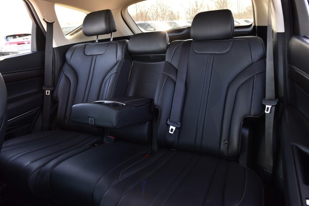 Genesis GV80 Vehicle Full-screen Gallery Image 24